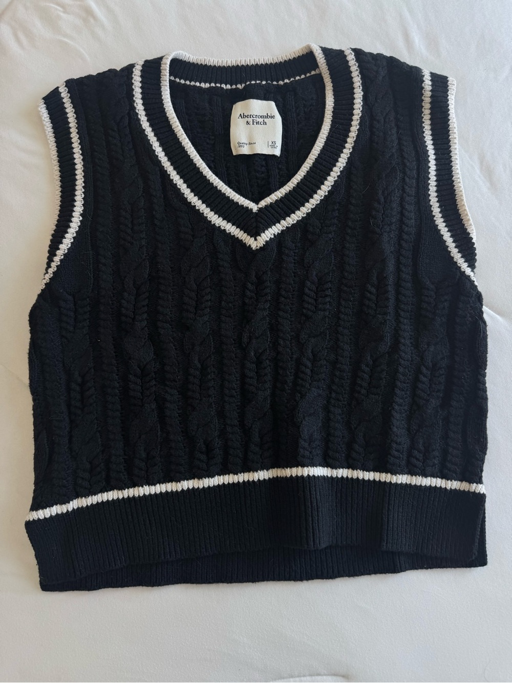 Abercrombie & Fitch Black Cable Knit V-Neck Sweater Vest with White Accent